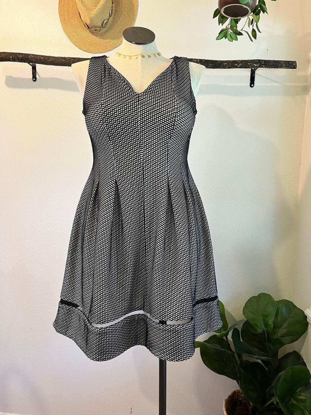 Taylor Black Stretch Mesh Sleeveless V Neck Fit & Flare Dress Size Medium / 6